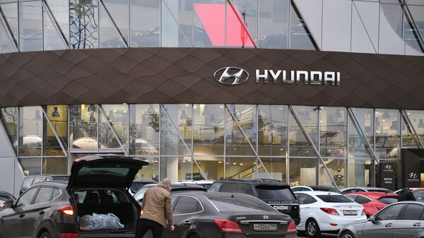 Логотип южнокорейского производителя автомобилей Hyundai в автосалоне в Москв Логотип южнокорейского производителя автомобилей Hyundai в автосалоне в Москв