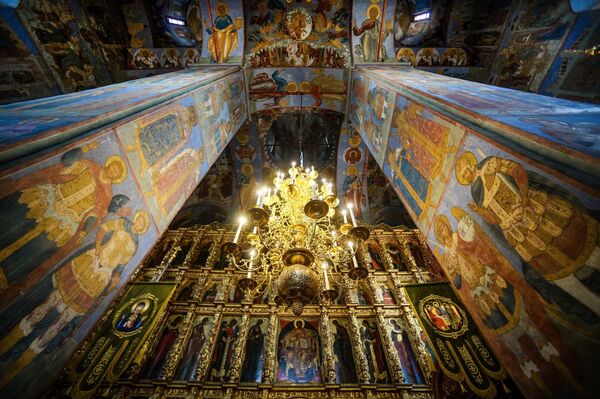 Стенопись и иконостас Троицкого собора на территории Свято-Троицкого Ипатьевского мужского монастыря в Костроме Стенопись и иконостас Троицкого собора на территории Свято-Троицкого Ипатьевского мужского монастыря в Костроме