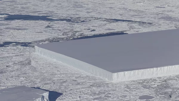 Айсберг правильной формы в Антарктиде