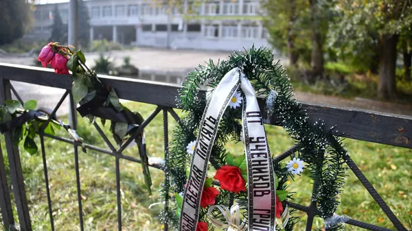 Траурный венок и цветы на ограде недалеко от Керченского политехнического колледжа Траурный венок и цветы на ограде недалеко от Керченского политехнического колледжа