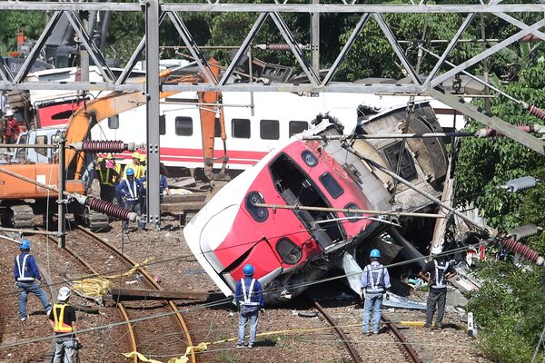 На месте схода с рельсов скоростного поезда Puyuma Express на севере Тайваня На месте схода с рельсов скоростного поезда Puyuma Express на севере Тайваня