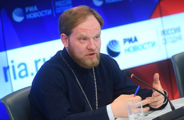 Руководитель пресс-службы Патриарха Московского и всея Руси, священник Александр Волков во время пресс-конференции в международном мультимедийном пресс-центре МИА Россия сегодня в Москве Руководитель пресс-службы Патриарха Московского и всея Руси, священник Александр Волков во время пресс-конференции в международном мультимедийном пресс-центре МИА Россия сегодня в Москве