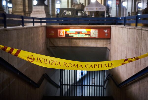 Вход на станцию метро Repubblica в Риме, на которой произошло обрушение эскалатора Вход на станцию метро Repubblica в Риме, на которой произошло обрушение эскалатора