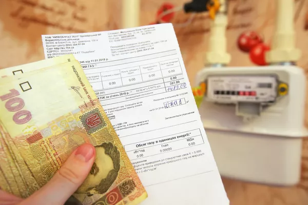 Денежные купюры Украины и квитанция за оплату коммунальных услуг Денежные купюры Украины и квитанция за оплату коммунальных услуг
