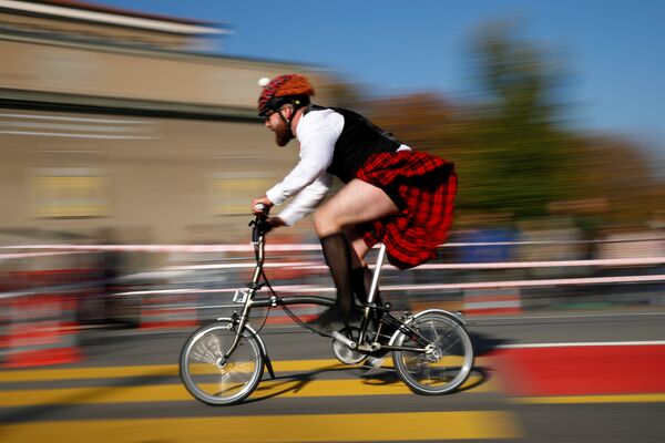 Участник гонок Brompton World Championship в Берне, Швейцария. 21 октября 2018 года Участник гонок Brompton World Championship в Берне, Швейцария. 21 октября 2018 года