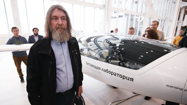 Путешественник и протоиерей Федор Конюхов во время презентации прототипа электросамолета для кругосветного полета. 25 октября 2018 Путешественник и протоиерей Федор Конюхов во время презентации прототипа электросамолета для кругосветного полета. 25 октября 2018