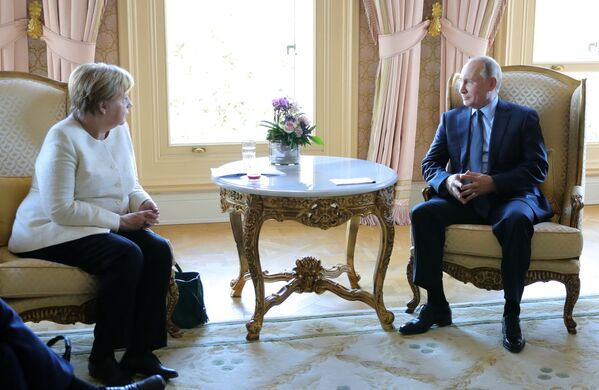 Президент РФ Владимир Путин и канцлер Германии Ангела Меркель во время встречи. 27 октября 2018 Президент РФ Владимир Путин и канцлер Германии Ангела Меркель во время встречи. 27 октября 2018