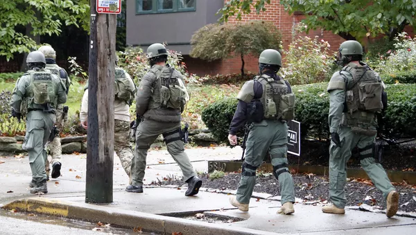 Полиция возле синагоги в американском городе Питтсбург, где произошла стрельба. 27 октября 2018