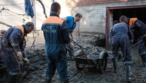 Спасатели во время устранения последствий наводнения в городе Хадыженск. 28 октября 2018 Спасатели во время устранения последствий наводнения в городе Хадыженск. 28 октября 2018
