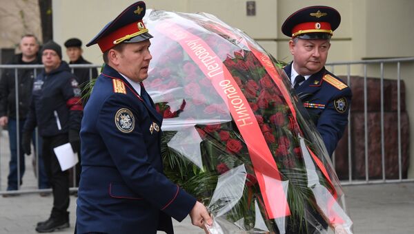 Сотрудники Центрального аппарата Следственного комитета РФ несут цвету к зданию театра Ленком на Малой Дмитровке, где пройдет церемония прощания с актером театра и кино Николаем Караченцовым в театре Ленком в Москве Сотрудники Центрального аппарата Следственного комитета РФ несут цвету к зданию театра Ленком на Малой Дмитровке, где пройдет церемония прощания с актером театра и кино Николаем Караченцовым в театре Ленком в Москве