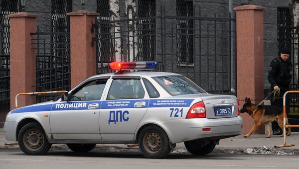 Сотрудник полиции с собакой у входа в здание управления ФСБ по Архангельской области, где произошел взрыв Сотрудник полиции с собакой у входа в здание управления ФСБ по Архангельской области, где произошел взрыв