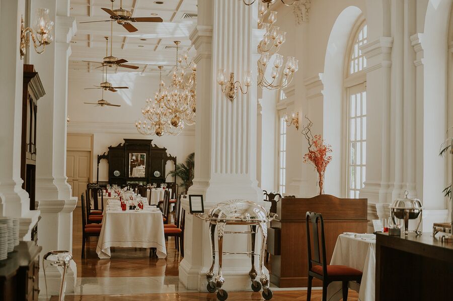 Ресторан в отеле Raffles Singapore Ресторан в отеле Raffles Singapore