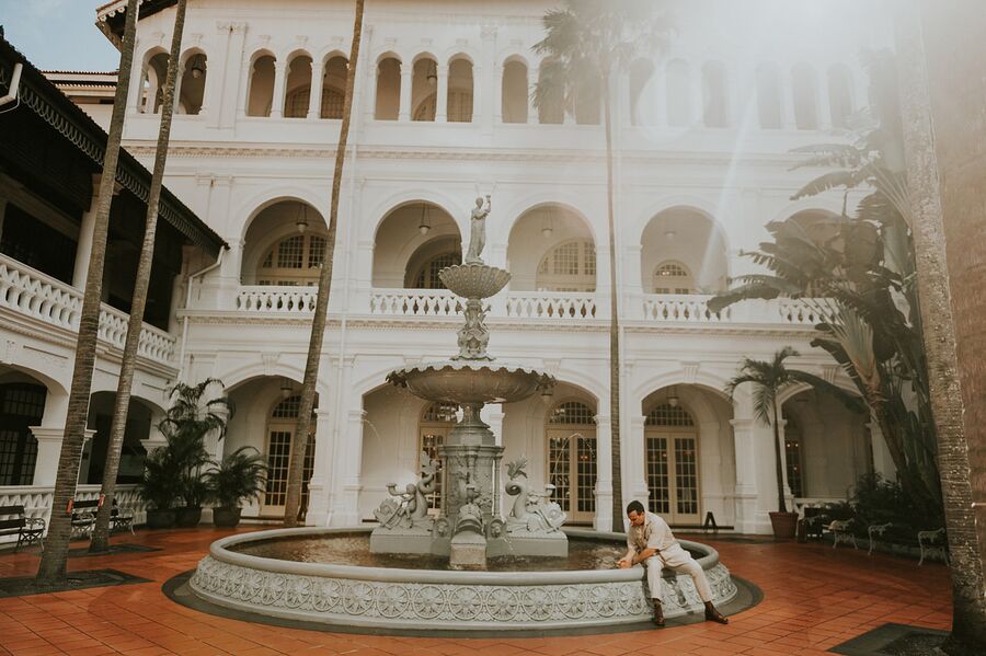 Фонтан во дворе отеля Raffles Singapore Фонтан во дворе отеля Raffles Singapore