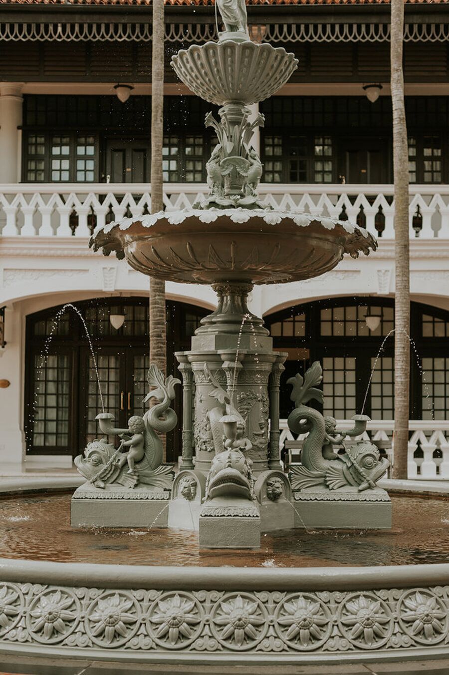 Фонтан во дворе отеля Raffles Singapore Фонтан во дворе отеля Raffles Singapore