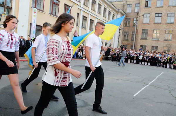 Ученики на торжественной линейке в киевской школе