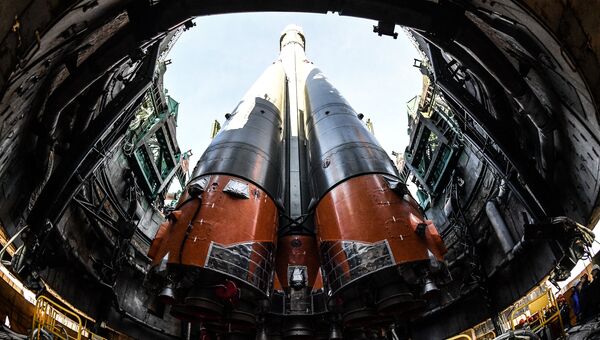 Установка ракеты-носителя Союз-ФГ с пилотируемым кораблем Союз МС-10 на стартовый стол первой Гагаринской стартовой площадки космодрома Байконур. Архивное фото Установка ракеты-носителя Союз-ФГ с пилотируемым кораблем Союз МС-10 на стартовый стол первой Гагаринской стартовой площадки космодрома Байконур. Архивное фото