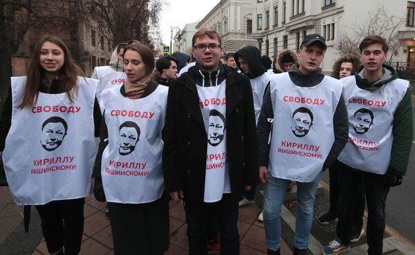 Участники акции в поддержку руководителя портала РИА Новости Украина Кирилла Вышинского у дома приемов МИД России в Москве. 2 ноября 2018 Участники акции в поддержку руководителя портала РИА Новости Украина Кирилла Вышинского у дома приемов МИД России в Москве. 2 ноября 2018