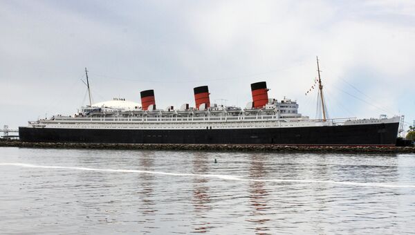 Лайнер Queen Mary в порту Лонг-Бич, Калифорния, США Лайнер Queen Mary в порту Лонг-Бич, Калифорния, США