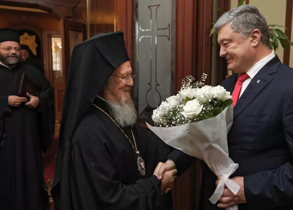 El presidente de Ucrania, Petro Poroshenko, y el patriarca Bartolomé de Constantinopla en una reunión en la residencia del patriarca en Estambul.  3 de noviembre de 2018