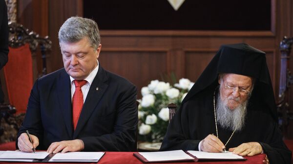Президент Украины Петр Порошенко и Константинопольский патриарх Варфоломей подписывают соглашение о сотрудничестве и взаимодействии между Украиной и Вселенским патриархатом в резиденции патриарха в Стамбуле. 3 ноября 2018 Президент Украины Петр Порошенко и Константинопольский патриарх Варфоломей подписывают соглашение о сотрудничестве и взаимодействии между Украиной и Вселенским патриархатом в резиденции патриарха в Стамбуле. 3 ноября 2018