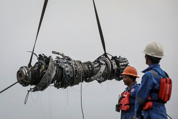 Спасатели поднимают двигатель разбившегося самолета Lion Air JT610. 3 ноября 2018 Спасатели поднимают двигатель разбившегося самолета Lion Air JT610. 3 ноября 2018