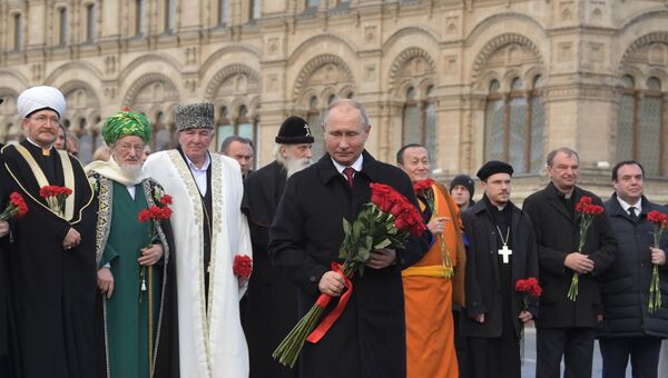Президент РФ Владимир Путин на церемонии возложения цветов к памятнику Кузьме Минину и Дмитрию Пожарскому. 4 ноября 2018 Президент РФ Владимир Путин на церемонии возложения цветов к памятнику Кузьме Минину и Дмитрию Пожарскому. 4 ноября 2018