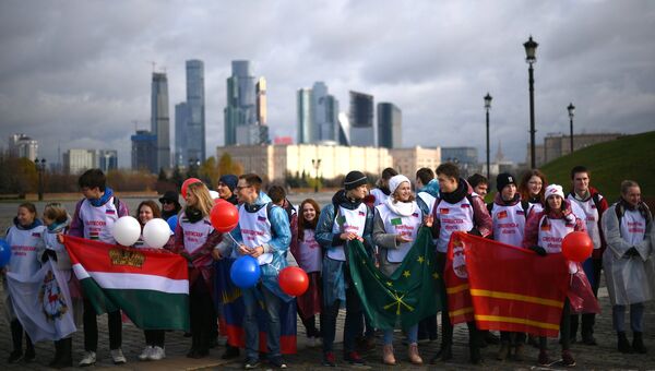 Участники флешмоба, где будут развернуты флаги всех 85 регионов России в честь Дня народного единства на Поклонной горе в Москве. 4 ноября 2018 Участники флешмоба, где будут развернуты флаги всех 85 регионов России в честь Дня народного единства на Поклонной горе в Москве. 4 ноября 2018