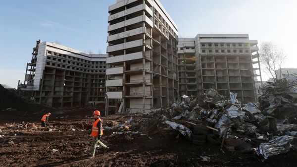 Снос недостроенного здания больницы на Клинской улице в Москве. 6 ноября 2018 Снос недостроенного здания больницы на Клинской улице в Москве. 6 ноября 2018