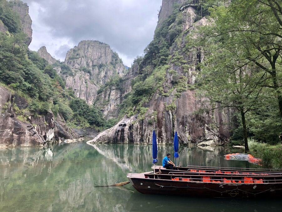 Лодочник в пейзажном районе Наньсицзян, Чжэцзян, Китай Лодочник в пейзажном районе Наньсицзян, Чжэцзян, Китай