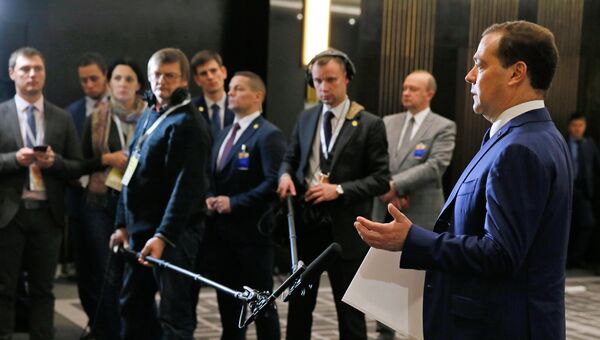 Председатель правительства РФ Дмитрий Медведев во время подхода к представителям российских СМИ. 7 ноября 2018 Председатель правительства РФ Дмитрий Медведев во время подхода к представителям российских СМИ. 7 ноября 2018