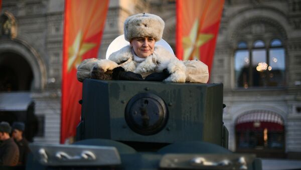 Участница марша, посвященного 77-летию военного парада 1941 года, на Красной площади в Москве Участница марша, посвященного 77-летию военного парада 1941 года, на Красной площади в Москве
