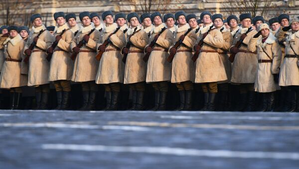 Участники марша, посвященного 77-летию военного парада 1941 года, на Красной площади в Москве Участники марша, посвященного 77-летию военного парада 1941 года, на Красной площади в Москве