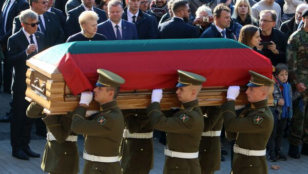 Перезахоронение останков командира лесных братьев Адольфаса Раманаускаса-Ванагаса в Вильнюсе. Архивное фото Перезахоронение останков командира лесных братьев Адольфаса Раманаускаса-Ванагаса в Вильнюсе. Архивное фото