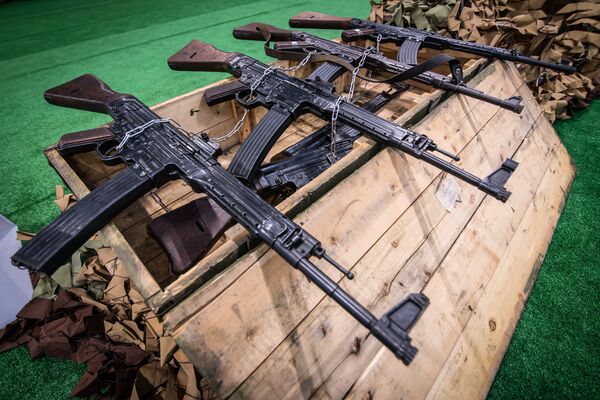 Германские автоматы Sturmgewehr 44 времен Второй Мировой войны, представленные на выставке оружия, захваченного у боевиков в Сирии, в рамках форума Армия-2018 Германские автоматы Sturmgewehr 44 времен Второй Мировой войны, представленные на выставке оружия, захваченного у боевиков в Сирии, в рамках форума Армия-2018
