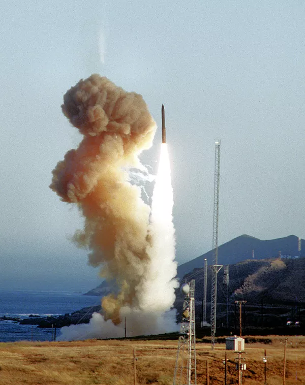 Запуск американской баллистической межконтинентальной ракеты Minuteman III