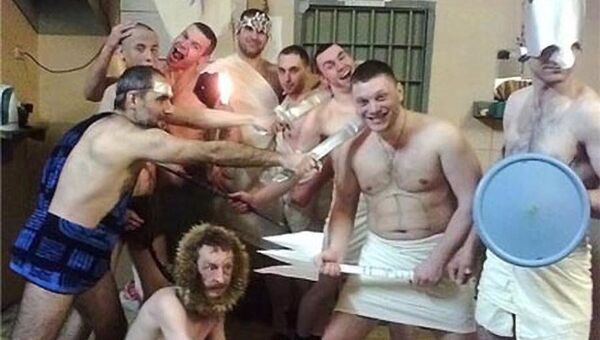 Маскарад по случаю дня рождения одного из арестованных в СИЗО-3 подмосковного Серпухова Маскарад по случаю дня рождения одного из арестованных в СИЗО-3 подмосковного Серпухова
