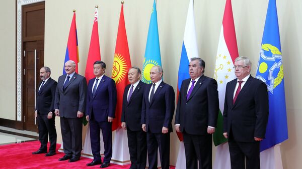 Президент РФ Владимир Путин во время церемонии фотографирования глав делегаций государств — членов ОДКБ в Астане. 8 ноября 2018 года