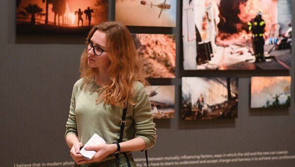 Посетительница на открытии выставки победителей IV международного конкурса фотожурналистики имени Андрея Стенина в Москве Посетительница на открытии выставки победителей IV международного конкурса фотожурналистики имени Андрея Стенина в Москве