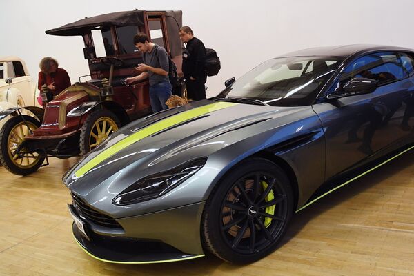 Спортивное купе Aston Martin DB11 на выставке Редкие автомобили в ЦДХ Спортивное купе Aston Martin DB11 на выставке Редкие автомобили в ЦДХ