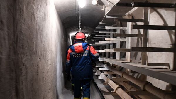 Сотрудники ПАО Московская объединенная электросетевая компания (МОЭСК) и ПАО Россети во время осмотра Автозаводского кабельного коллектора. Сотрудники ПАО Московская объединенная электросетевая компания (МОЭСК) и ПАО Россети во время осмотра Автозаводского кабельного коллектора.
