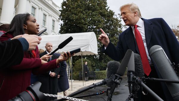 Президент США Дональд Трамп беседует с журналистами Президент США Дональд Трамп беседует с журналистами