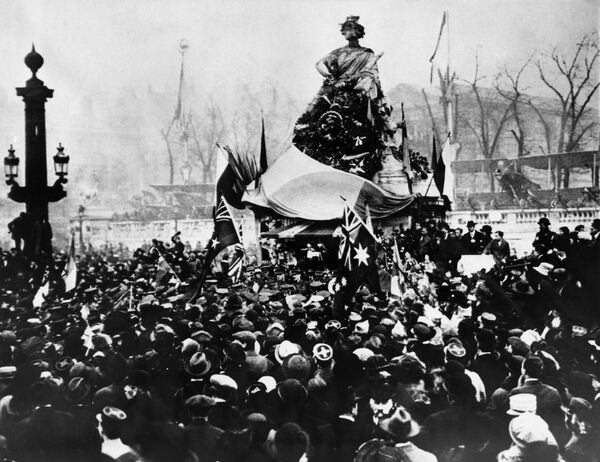 Празднование в Париже окончания Первой мировой войны. 11 ноября 1918 Празднование в Париже окончания Первой мировой войны. 11 ноября 1918