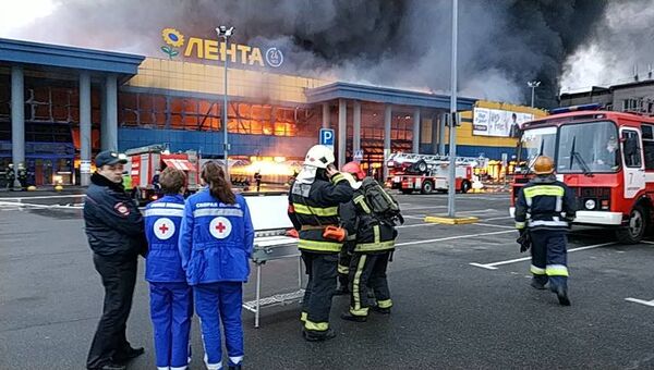 Сотрудники экстренных служб на месте пожара в гипермаркете Лента в Санкт-Петербурге. 10 ноября 2018 Сотрудники экстренных служб на месте пожара в гипермаркете Лента в Санкт-Петербурге. 10 ноября 2018