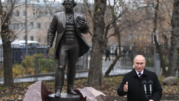 Президент России Владимир Путин выступает на церемонии открытия памятника И. С. Тургеневу в Москве. 10 ноября 2018 Президент России Владимир Путин выступает на церемонии открытия памятника И. С. Тургеневу в Москве. 10 ноября 2018