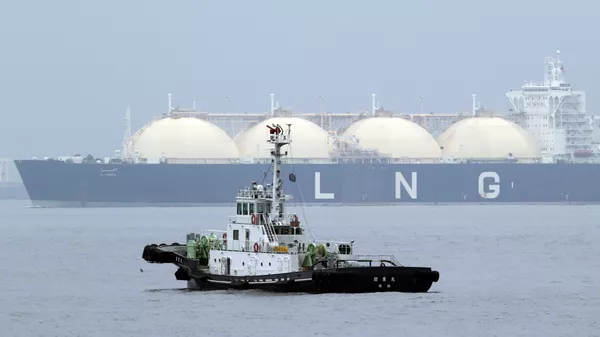 Танкер со сжиженным природным газом в японском порту Йокогама