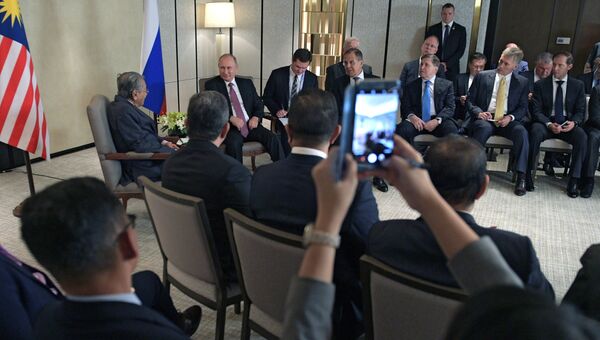 Президент РФ Владимир Путин и премьер-министр Малайзии Махатхир Мохамад во время встречи в Сингапуре Президент РФ Владимир Путин и премьер-министр Малайзии Махатхир Мохамад во время встречи в Сингапуре