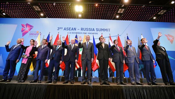 Президент РФ Владимир Путин во время совместного фотографирования глав делегаций государств-участников саммита Россия-АСЕАН в Сингапуре. 14 ноября 2018 Президент РФ Владимир Путин во время совместного фотографирования глав делегаций государств-участников саммита Россия-АСЕАН в Сингапуре. 14 ноября 2018