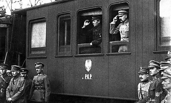 Председатель Директории УНР Симон Петлюра и Глава Польского государства Юзеф Пилсудский в Виннице. Апрель 1920 года Председатель Директории УНР Симон Петлюра и Глава Польского государства Юзеф Пилсудский в Виннице. Апрель 1920 года