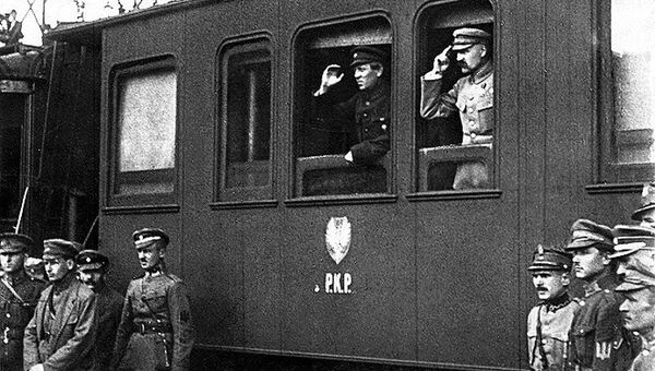 Председатель Директории УНР Симон Петлюра и Глава Польского государства Юзеф Пилсудский в Виннице. Апрель 1920 года Председатель Директории УНР Симон Петлюра и Глава Польского государства Юзеф Пилсудский в Виннице. Апрель 1920 года