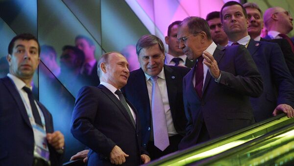 Президент РФ Владимир Путин, помощник президента РФ Юрий Ушаков и министр иностранных дел РФ Сергей Лавров после встречи с премьер-министром Сингапура Ли Сяньлуном в Сингапуре. 14 ноября 2018 Президент РФ Владимир Путин, помощник президента РФ Юрий Ушаков и министр иностранных дел РФ Сергей Лавров после встречи с премьер-министром Сингапура Ли Сяньлуном в Сингапуре. 14 ноября 2018